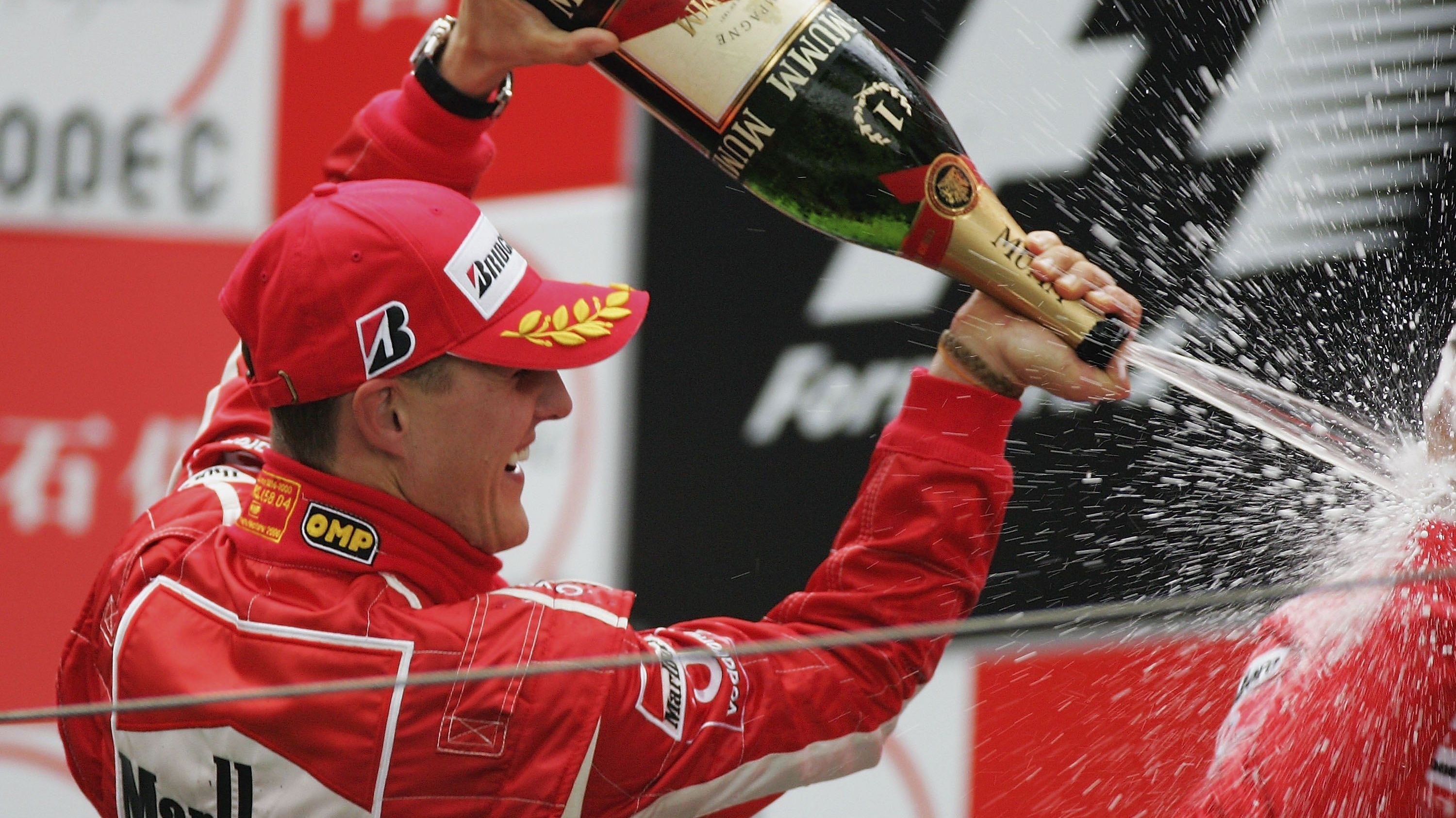 <strong>Michael Schumacher: Ein Streifzug durch seine Karriere</strong><br>In Erinnerung bleibt aber die sportliche Ausnahmestellung, die der Kerpener über Jahrzehnte in der Formel 1 eingenommen hat. Seine sieben WM-Titel sind bis heute Rekord (gemeinsam mit Lewis Hamilton), "Schumi" machte aus Deutschland ein Motorsportland. <em><strong>ran</strong></em> blickt auf die besonderen Momente seiner Karriere.