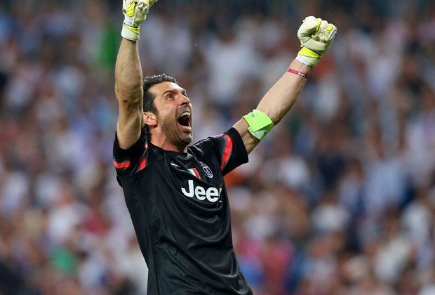 
                <strong>Real Madrid - Juventus Turin</strong><br>
                Oldie Gianluigi Buffon, der einige Real-Chancen überragend pariert, feiert alleine im eigenen Strafraum.
              