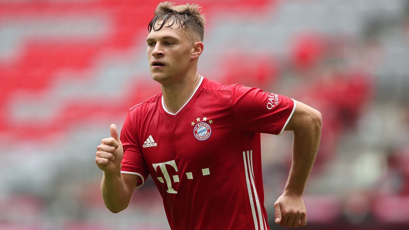 
                <strong>Joshua Kimmich</strong><br>
                Eine taktische Umstellung wäre das Zurückziehen von Mittelfeldspieler Joshua Kimmich in die Viererkette. Der deutsche Nationalspieler entwickelte sich zwar in den zurückliegenden Jahren zu einem Weltklasse-Mittelfeldmann, doch für den 25-Jährigen ist die Außenverteidiger-Position ganz und gar nicht fremd. Seinen Durchbruch als Profi schaffte der Dauerbrenner (47 Saison-Einsätze für die Bayern) einst nämlich als Rechtsverteidiger. Somit wäre mit Kimmich als Pavard-Ersatz der drohende Qualitätsverlust in Wahrheit gar keiner. Selbst, wenn sich Hansi Flick für Kimmich als Rechtsverteidiger entscheidet, hätten die Bayern mit einer dann möglichen Doppelsechs, bestehend aus Leon Goretzka und Thiago, immer noch ein unfassbar stark besetztes Mittelfeldzentrum. 
              