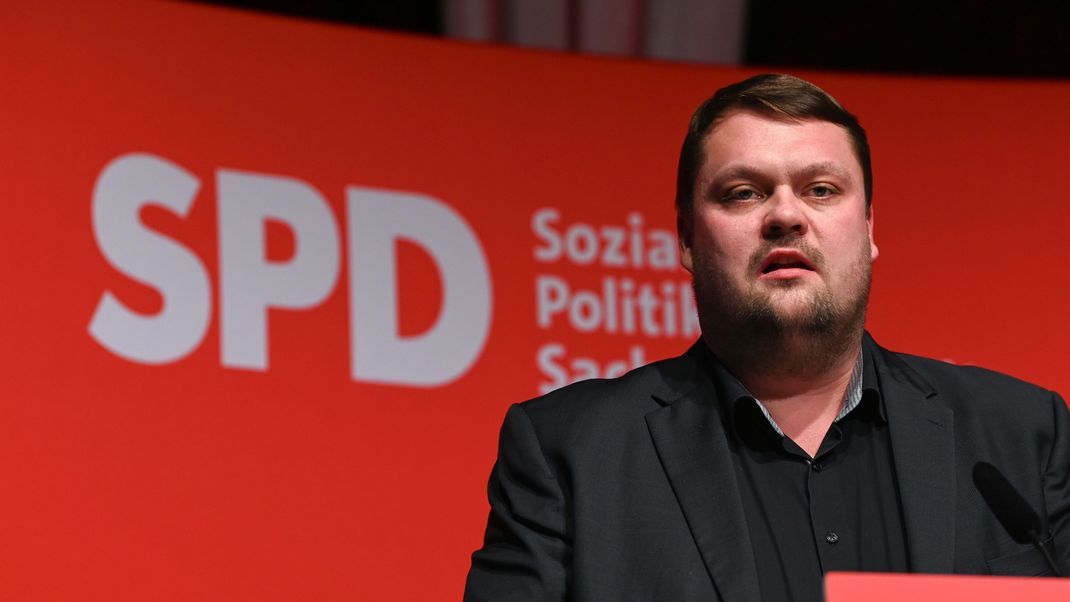 14.12.2024, Sachsen-Anhalt, Köthen: Martin Kröber, Listenplatz 1, spricht auf dem außerordentlichen Landesparteitag der SPD Sachsen-Anhalt. Die Delegierten stimmen über die Aufstellung der Landesliste für die Bundestagswahl 2025 ab. 