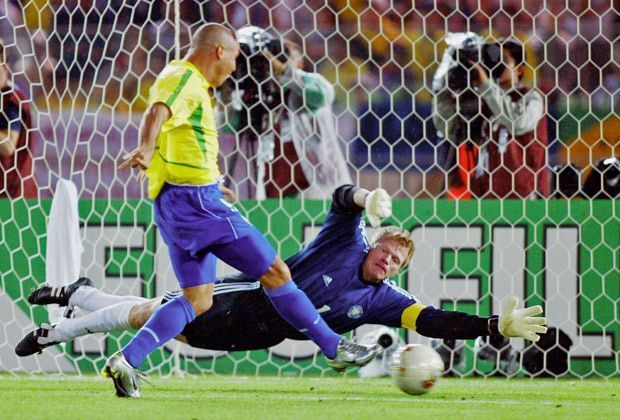 
                <strong>Kahns dicker Patzer</strong><br>
                In der 67. Minute lässt Oliver Kahn einen harmlosen Schuss von Rivaldo nur abklatschen - direkt vor die Füße von Ronaldo, der sich diese Chance nicht entgehen lässt und eiskalt einnetzt.
              