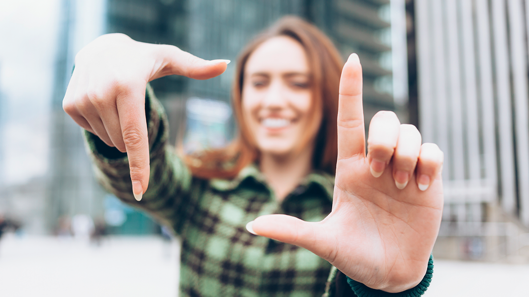 Handcreme, Maniküre-Tools und die richtige Technik zum Auftragen des Nagellacks – wir beantworten alle Fragen zum Thema DIY-Maniküre. 