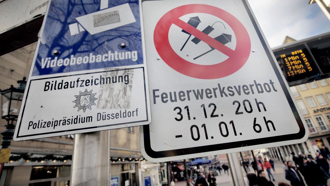 Diese Hinweisschilder auf Videoüberwachung und Böllerverbot hängen am Zugang zur Altstadt in Düsseldorf. 