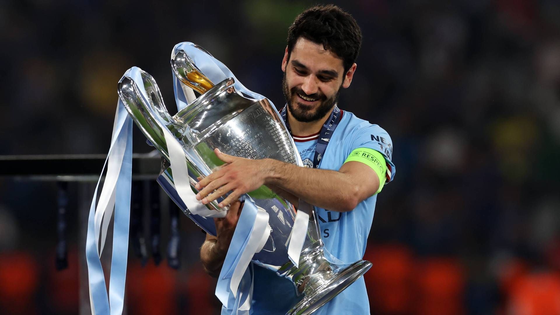 
                <strong>Ilkay Gündogan nach der Krönung: Wo liegt die Zukunft des Nationalspielers?</strong><br>
                Ilkay Gündogan ist am Ziel seiner Träume angekommen. Der 32 Jahre alte deutsche Nationalspieler hat im dritten Anlauf doch noch die Champions League gewonnen und durfte den "Henkelpott" als Kapitän von Manchester City sogar als erster Spieler seines Teams in die Höhe stemmen. Als Anführer und Leistungsträger hat er die "Skyblues" zum Triple geführt und sich seinen Platz in der Vereinshistorie gesichert. Doch sein Vertrag bei City läuft am 30. Juni aus und noch ist völlig unklar, wo er in der kommenden Saison spielen wird.
              