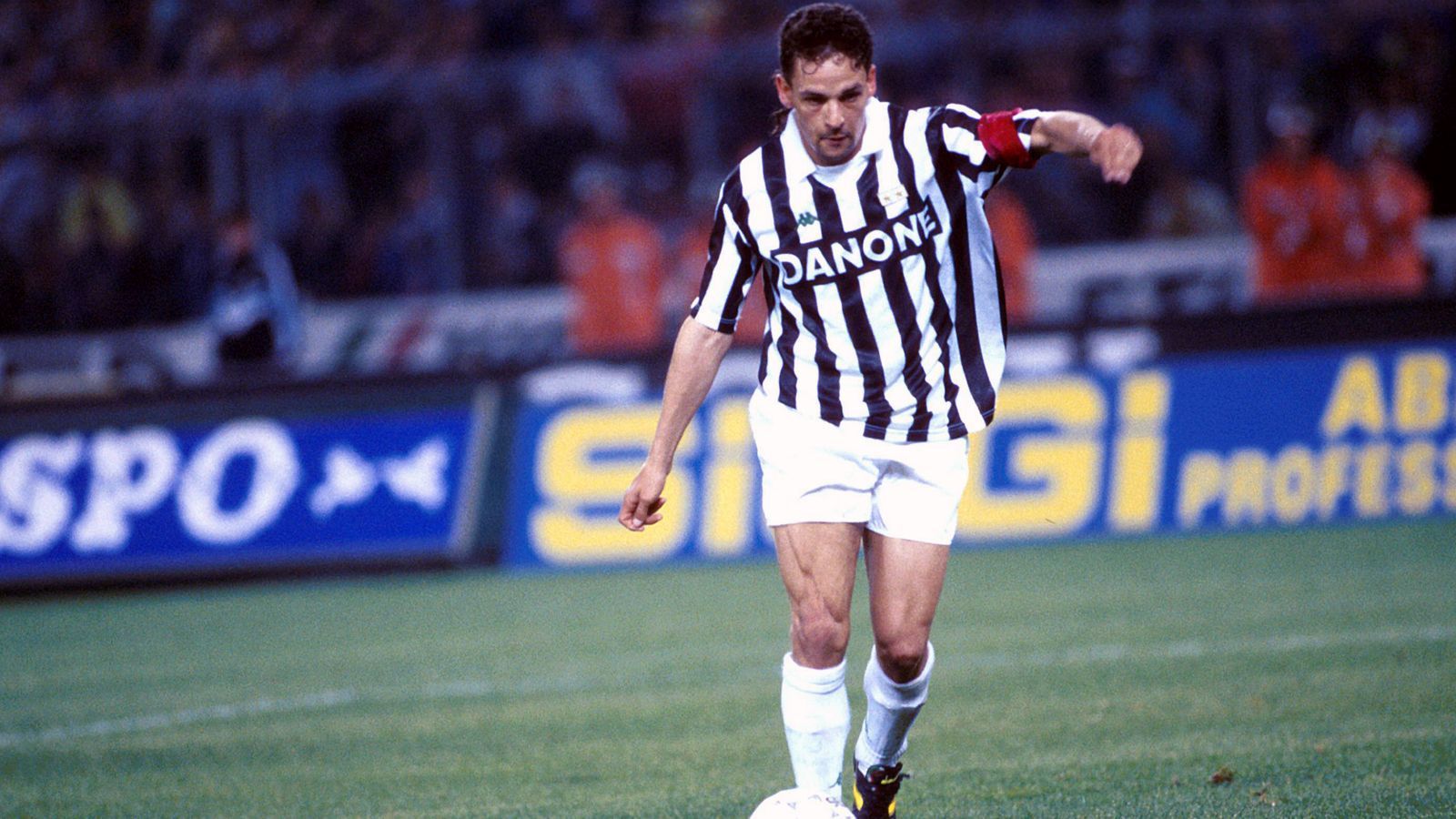 
                <strong>Roberto Baggio (1993)</strong><br>
                Und auch ein drittes Mal in Folge durfte sich ein Spieler aus der Serie A über den Sieg bei der Weltfußballer-Wahl freuen. 1993 wurde Juve-Star Roberto Baggio mit dem Ballon d'Or ausgezeichnet. Der spätere brasilianische Weltmeister Romario landete hinter Baggio bei der Abstimmung, Dritter wurde Dennis Bergkamp. 
              