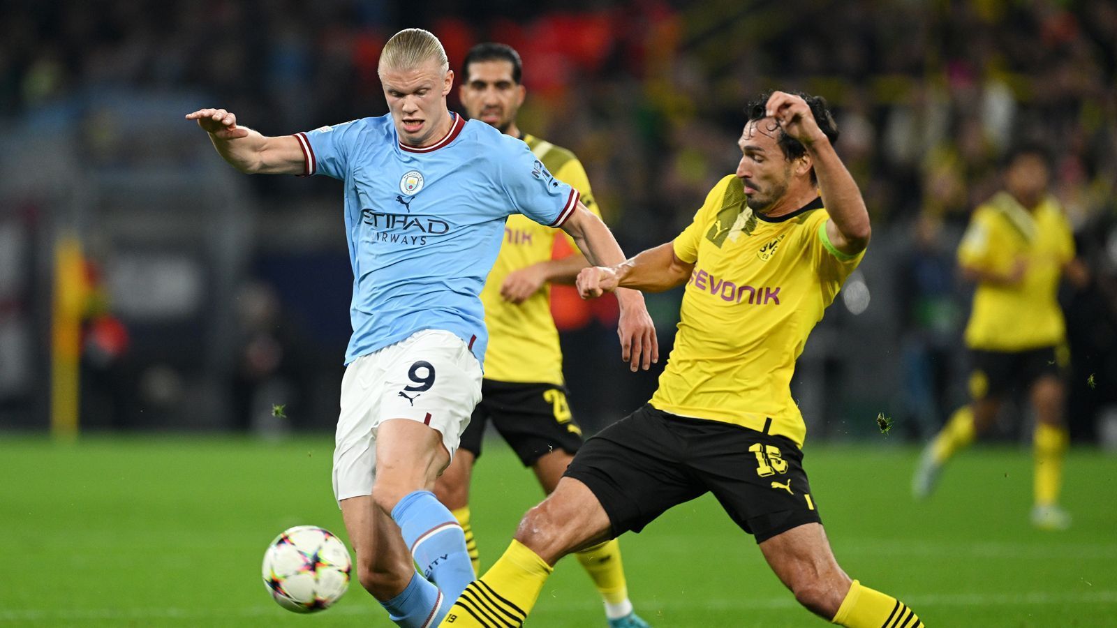 
                <strong>Mats Hummels</strong><br>
                Hält seine Abwehr kompakt, so dass Man City trotz Ballbesitz kaum Räume findet. Gewinnt gefühlt jeden Zweikampf, grätscht und köpft alles weg. Gewinnt in der 16. Minute ein wichtiges Laufduell gegen Haaland. Insgesamt eine bärenstarke Leistung in der ersten Halbzeit. Nach der Pause mit kleineren Unsicherheiten, als die Kräfte schwinden. ran-Note: 2
              