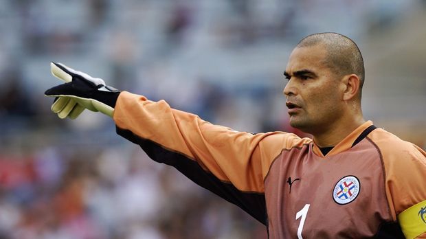 
                <strong>Platz 2: Jose Luis Chilavert</strong><br>
                Platz 2: Jose Luis Chilavert. Der Keeper trifft in seiner Karriere insgesamt 62 Mal per Freistoß oder Elfmeter - davon neun Mal für die Nationalmannschaft Paraguays. Chilavert ist zudem weltweit der einzige Profi-Torhüter, der einen Hattrick erzielt.
              