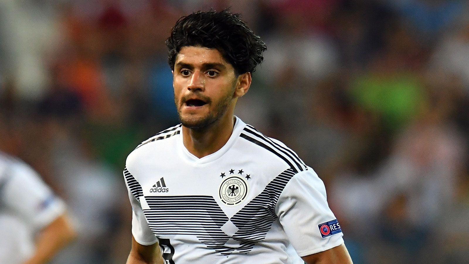 
                <strong>Mahmoud Dahoud</strong><br>
                Wo ist Mo? Der Dortmunder taucht zunächst ab, ist im deutschen Spiel lange Zeit überhaupt nicht zu sehen. Er bietet sich bei Ballbesitz nicht an und so läuft das deutsche Spiel komplett an ihm vorbei. Der Plan, dass Dahoud für die überraschenden Momente auf dem Rasen sorgen soll geht lange Zeit nicht auf. Und dann holt er in der 50. Minute urplötzlich einen Elfmeter heraus, den Waldschmidt zum 2:2 verwandelt. Fortan schaltet er mehrere Gänge nach oben. ran-Note: 3
              