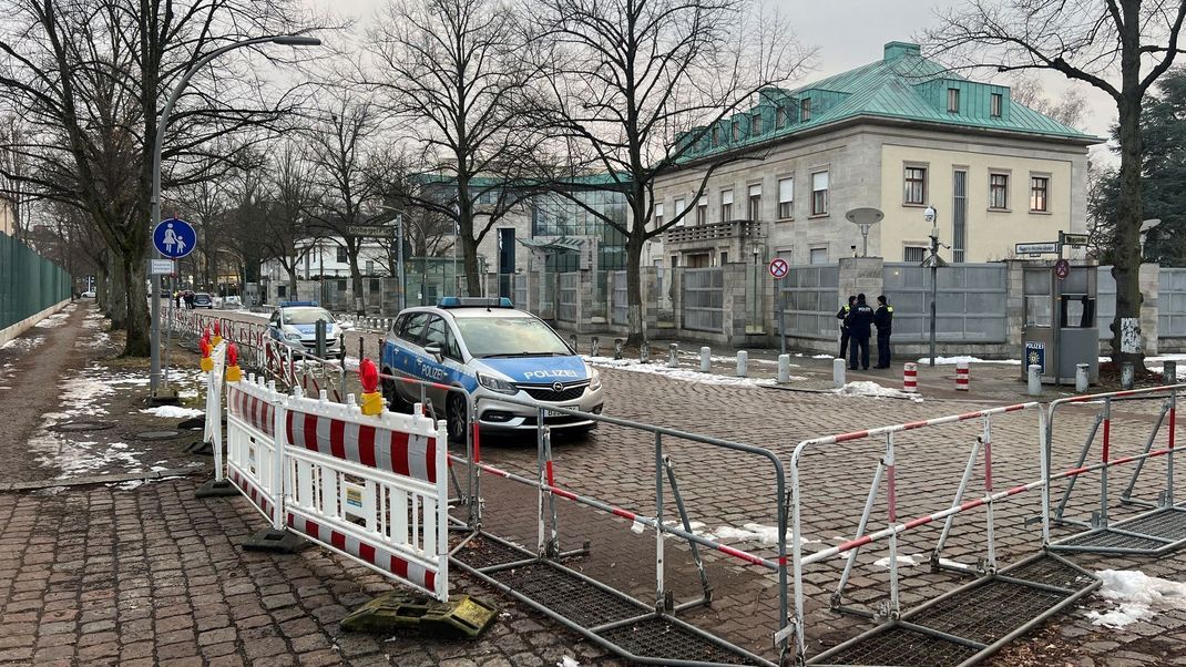 21. Februar 2025, Berlin: Die Straße vor der israelischen Botschaft ist abgesperrt und wird von der Polizei bewacht.