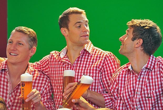 
                <strong>FC Bayern beim Paulaner-Shooting</strong><br>
                Ein Hoch auf die Weltmeister: Thomas Müller und Manuel Neuer stoßen gemeinsam an während Bastian Schweinsteiger die Kamera nicht aus den Augen lässt.
              