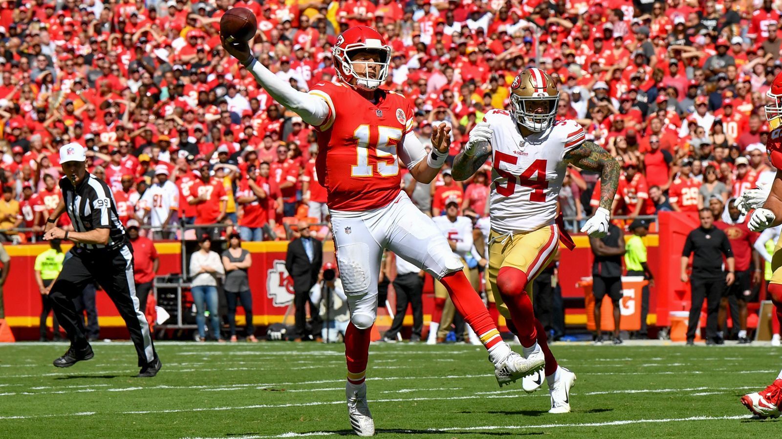 
                <strong>Week 3: Mahomes baut Touchdown-Rekord aus</strong><br>
                Patrick Mahomes hat seinen Rekord aus Woche 2 ausgebaut. In Woche 3 lieferte er gegen die 49ers bereits zur Halbzeit drei Touchdowns und hat somit 13 Touchdowns in drei Wochen geworfen - NFL-Rekord! Peyton Manning gelangen im Jahr 2013 "nur" zwölf Touchdowns in drei Spielen für die Denver Broncos. Mahomes stellte bereits in Woche 2 einen Rekord auf, als er seinen zehnten Touchdown in der zweiten Woche warf. Außerdem war Mahomes in Week 2 mit 22 Jahren und 364 Tagen der jüngste Quarterback, der sechs Touchdowns in einem Spiel geworfen hat.
              