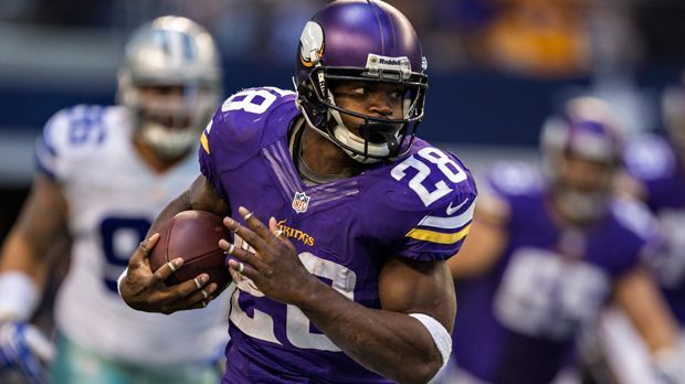 
                <strong>Adrian Peterson (Minnesota Vikings)</strong><br>
                Rushing Yards: Adrian Peterson (Minnesota Vikings) - Für 1485 Yards ist der Runningback der Minnesota Vikings in der Regular Season gelaufen. Außerdem gelingen ihm in den 16 Spielen elf Touchdowns, womit Peterson einen großen Anteil am Playoff-Einzug der Vikings in dieser Saison hat. 
              