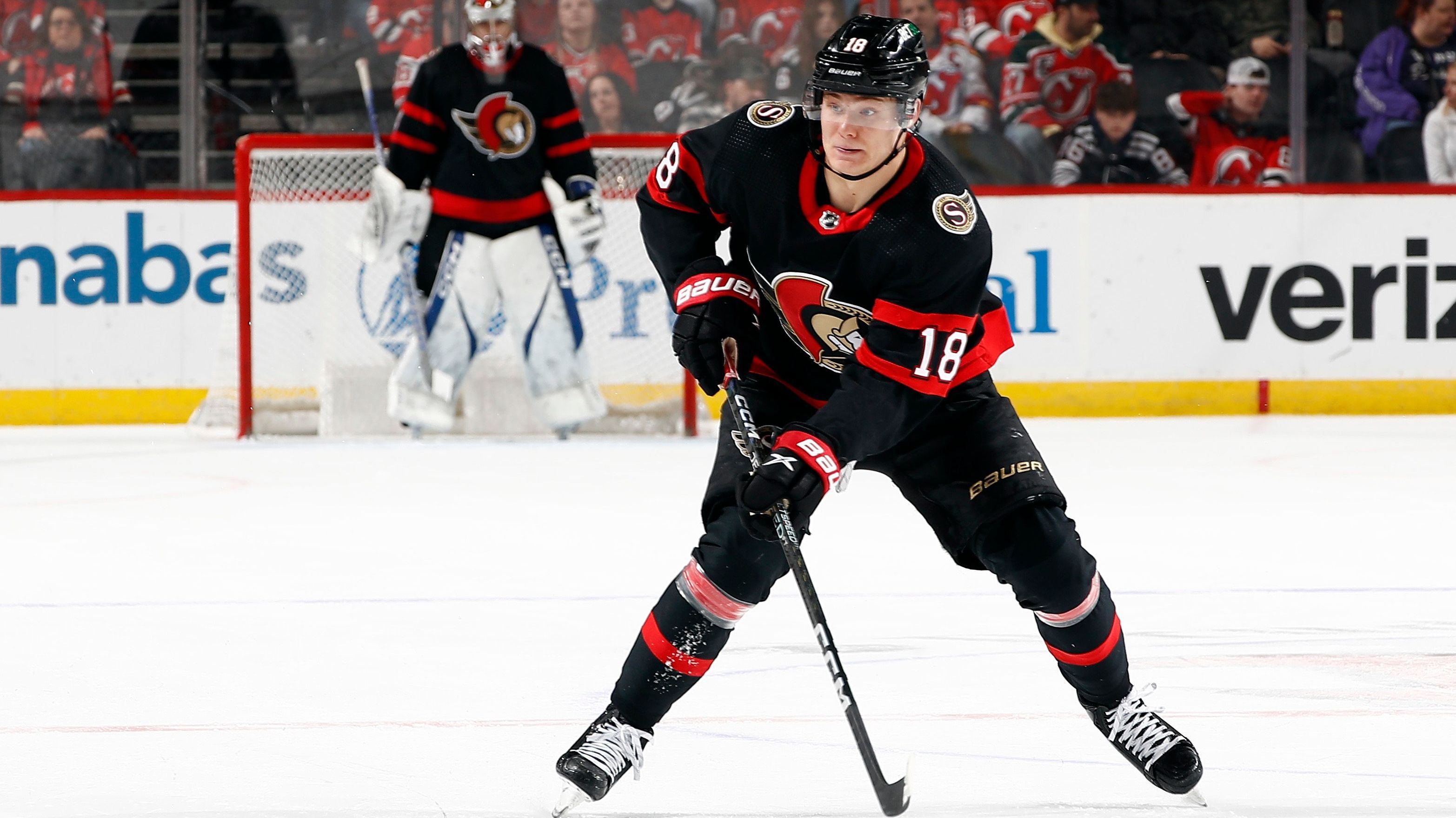 <strong>Tim Stützle (Ottawa Senators)</strong><br> Er ist nach Leon Draisaitl der beste deutsche Offensiv-Akteur: Tim Stützle! 2022 unterzeichnete er einen Achtjahresvertrag über 66,8 Millionen Dollar bei Ottawa. In der gleichen Spielzeit gelangen ihm 90 Scorer-Punkte! Ligaweit waren lediglich 18 Spieler besser als der 21-Jährige. Mit Brady Tkachuk und Claude Giroux wird er wohl die Top-Line der Senators bilden.