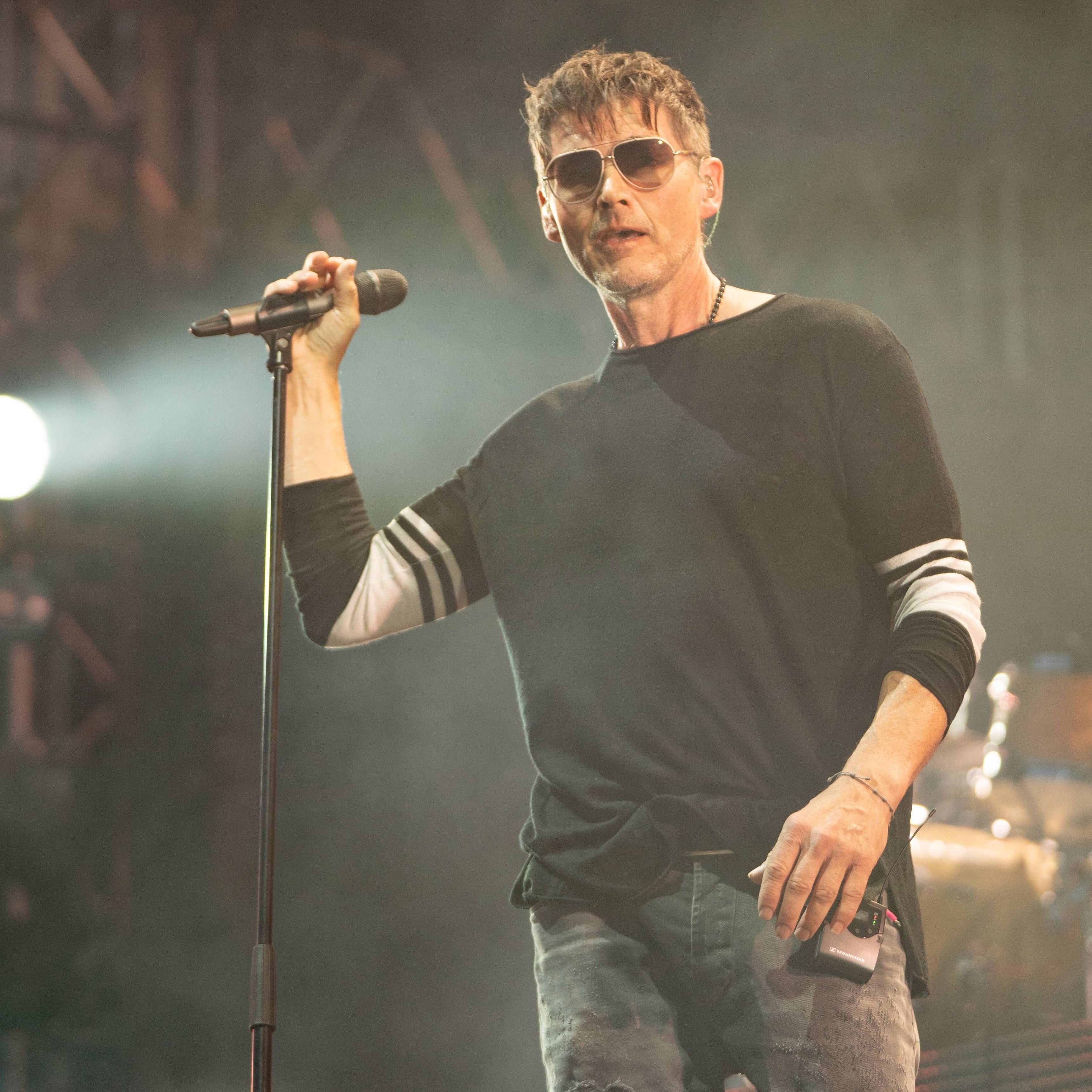 Morten Harket bei einem Live-Auftritt auf einem Open Air Festival.