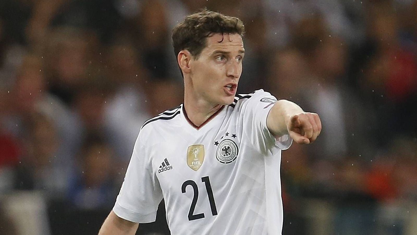 
                <strong>2016 gestrichen: Sebastian Rudy (TSG Hoffenheim)</strong><br>
                Elf Länderspiele hat Sebastian Rudy immerhin schon auf dem Buckel, als Jochim Löw ihn als noch zu leicht für eine Endrunde befindet. Rudy bleibt bis heute immer im erweiterten Kreis der Nationalspieler und kommt auch nach seinem Wechsel zum FC Bayern weiter auf seine Einsätze. Aktuell steht er bei 23 Länderspielen. Aber seinen Platz im endgültigen WM-Kader hat er noch nicht sicher. 
              