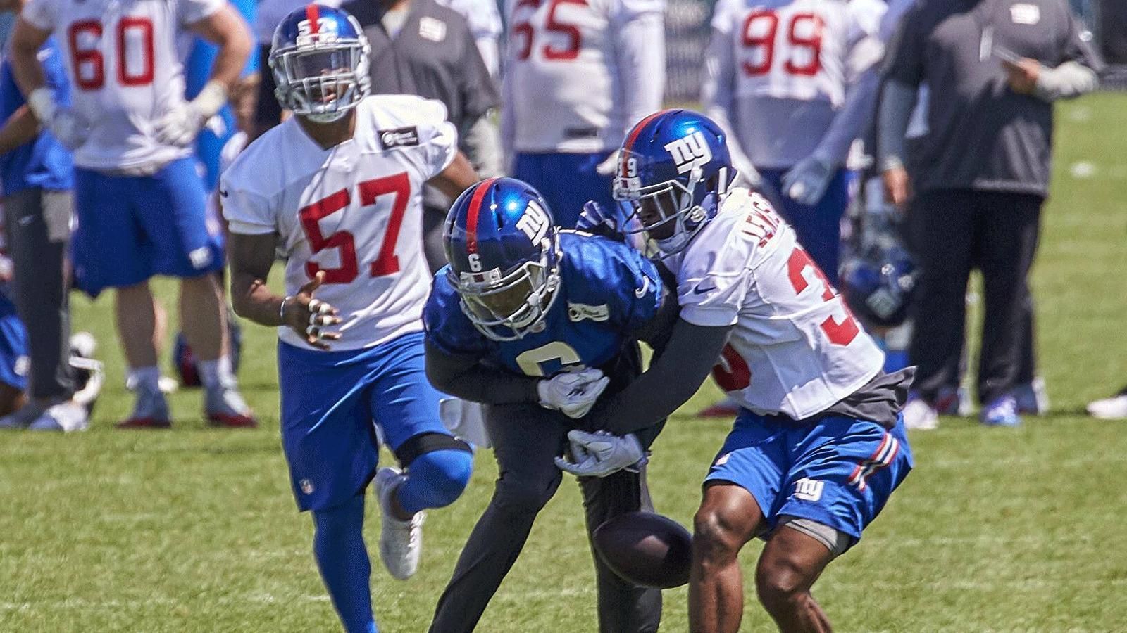 
                <strong>New York Giants</strong><br>
                Quarterback (3): Alex Tanney, Kyle Lauletta, Eli ManningRunning Back (3): Jonathan Stewart, Saquon Barkley, Wayne GallmanFullback (1): Shane SmithWide Receiver (5): Kaelin Clay, Russell Shepard, Cody Latimer, Odell Beckham, Jr., Sterling ShepardTight End (3): Scott Simonson, Rhett Ellison, Evan EngramOffensive Line (9): Spencer Pulley, Evan Brown, Patrick Omameh, Will Hernandez, John Greco, Jon Halapio, Nate Solder, Chad Wheeler, Ereck FlowersDefensive Line (6): Mario Edwards, Kerry Wynn, John Jenkins, B.J. Hill, Dalvin Tomlinson, Damon HarrisonLinebacker (9): Tae Davis, B.J. Goodson, Nate Stupar, Connor Barwin, Alec Ogletree, Kareem Martin, Lorenzo Carter, Ray-Ray Armstrong, Olivier VernonSecondary (11): Kamrin Moore, Antonio Hamilton, Michael Jordan, B.W. Webb, Curtis Riley, Eli Apple, Janoris Jenkins, Donte Deayon, Sean Chandler, Michael Thomas, Landon CollinsSpecialists (3): Aldrick Rosas, Zak DeOssie, Riley Dixon
              