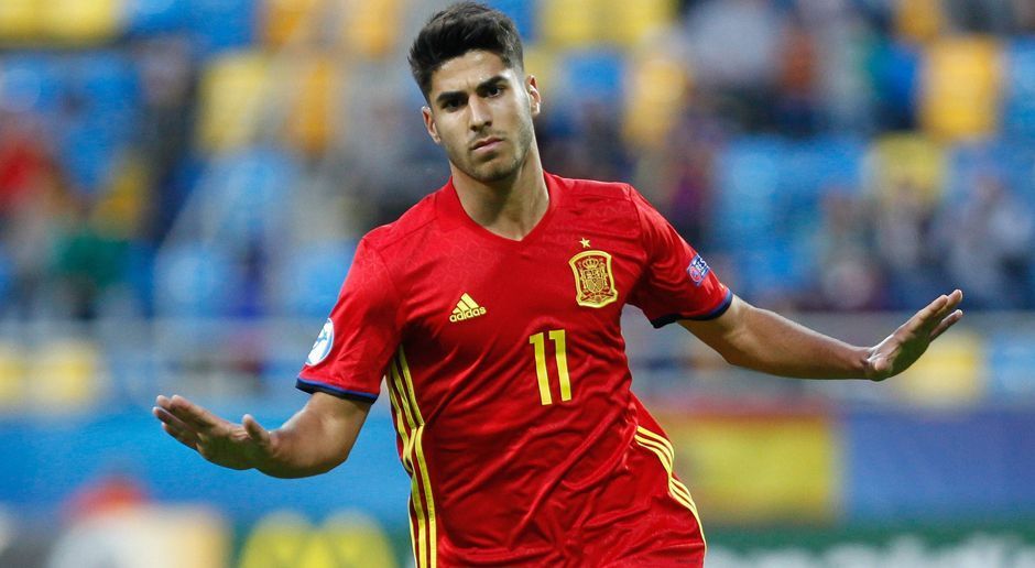 
                <strong>Linksaußen: Marco Asensio (Spanien)</strong><br>
                Drei Tore, eine Vorlage in vier Spielen. Real Madrids Marco Asensio machte bei der U21-EM dort weiter, wo er bei den "Königlichen" in der Saison aufhörte. So konnte er sich in unserer Elf knapp gegen die Konkurrenz auf seiner Position Domenico Berardi (Italien), Serge Gnabry (Deutschland) und Bruma (Portugal) durchsetzen. Geboren wurde das Top-Talent übrigens auf Mallorca. Für die spanische A-Nationalmannschaft kommt er bereits auf drei Einsätze.
              