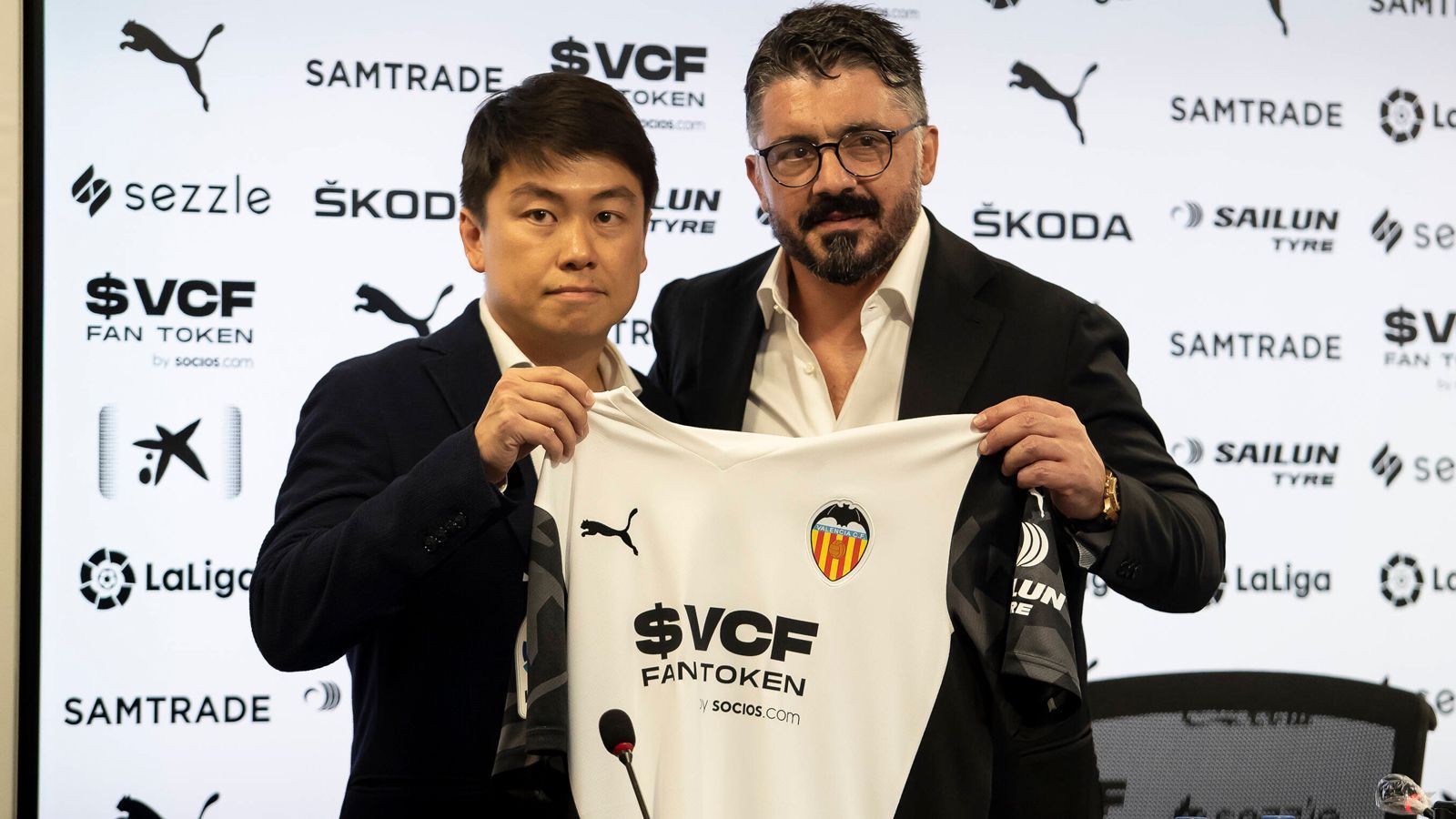 
                <strong>Gennaro Gattuso (FC Valencia)</strong><br>
                Jeder Gegenspieler hat ihn zu seiner Zeit gehasst. Er war der klassische Spielertyp, den man in seiner Mannschaft unbedingt haben möchte, aber am besten nie als Kontrahent. Mit Sicherheit hat auch der ein oder andere Profi, der unter dem Italiener spielt, gehörigen Respekt vor ihm: Gennaro Gattuso. Der einst bienenfleißige Kämpfer hat schon einige Stationen als Trainer hinter sich. Er war Coach in Sion, Palermo, Kreta, Pisa, Mailand und Neapel. Ein Punkteschnitt von 1,89 pro Partie war bei der bisherigen Stationen des 44-Jährigen der Bestwert. Mit dem SSC Neapel gewann er 2020 den italienischen Pokal. Seinen neuen Job hat er in Spanien gefunden. Gattuso geht als Coach des traditionsreichen FC Valencia an den Start.
              