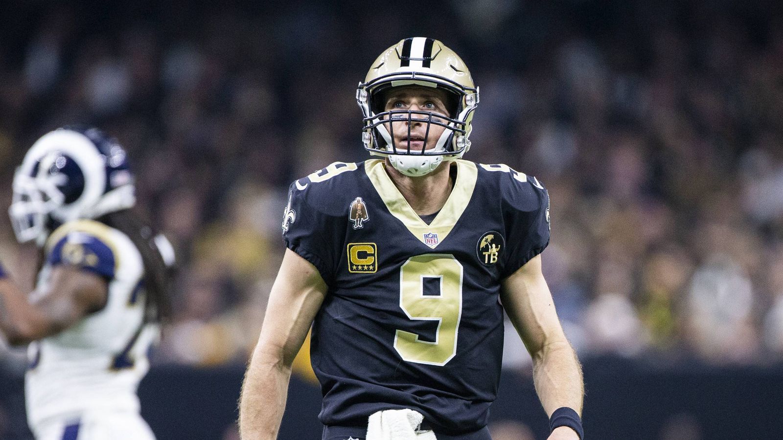 
                <strong>Manning-Jäger</strong><br>
                Den Rekord für die meisten Passing Yards hat sich Drew Brees bereits 2018 von Legende Peyton Manning geschnappt. Nun wackelt die nächste Bestmarke, denn dem Saints-Quarterback fehlen noch 20 Touchdown-Pässe, um sich auch diesen Rekord zu holen. Manniung hat 539, Brees 520. Und den GOAT im Nacken: Tom Brady hat aktuell 517 Touchdown-Pässe.
              