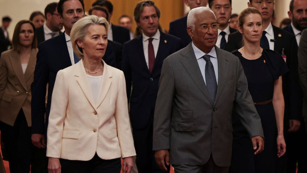 Die EU-Spitzen um Ursula von der Leyen gehen vor dem Gipfeltreffen zwischen der Europäischen Union und China durch die Große Halle des Volkes in Peking.
