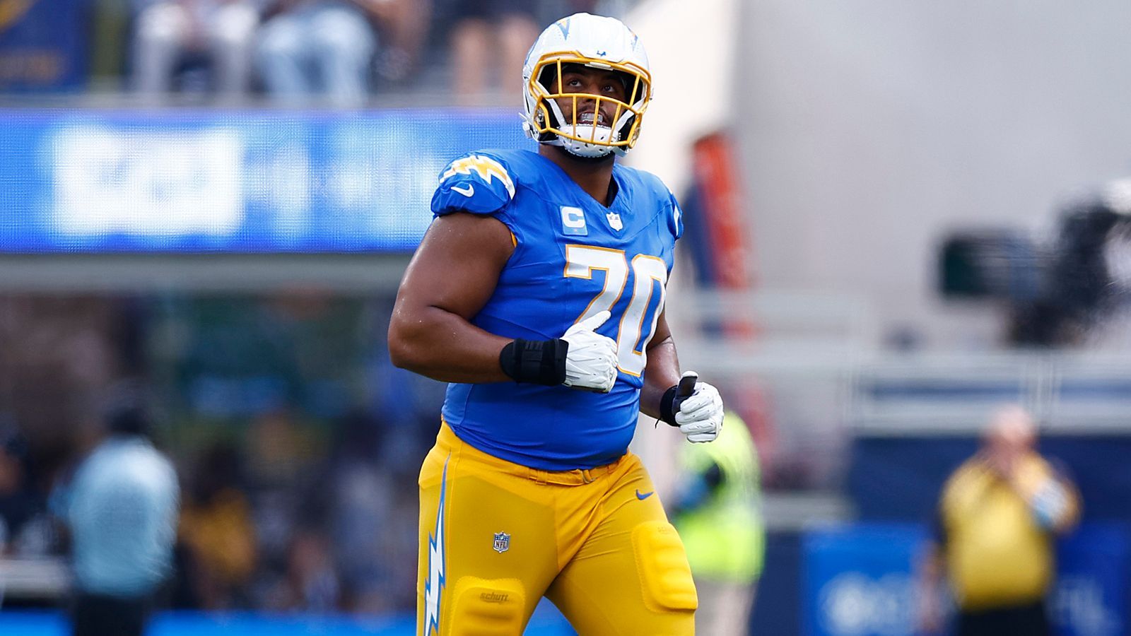 <strong>Rashawn Slater (Los Angeles Chargers)</strong><br>Wie die LA Chargers bekanntgaben, hat sich Offensive Tackle Rashawn Slater im Training die Patellasehne gerissen. Damit wird der 26-Jährige die gesamte NFL-Saison 2025 verpassen. Der Erstrunden-Pick von 2021 hat erst im Juli 2025 einen neuen Vertrag unterschrieb, der ihn zum bestbezahlten O-Liner der NFL-Geschichte macht. Für vier Jahre kassiert Slater laut "ESPN" 114 Million US-Dollar (92 Millionen US-Dollar garantiert).