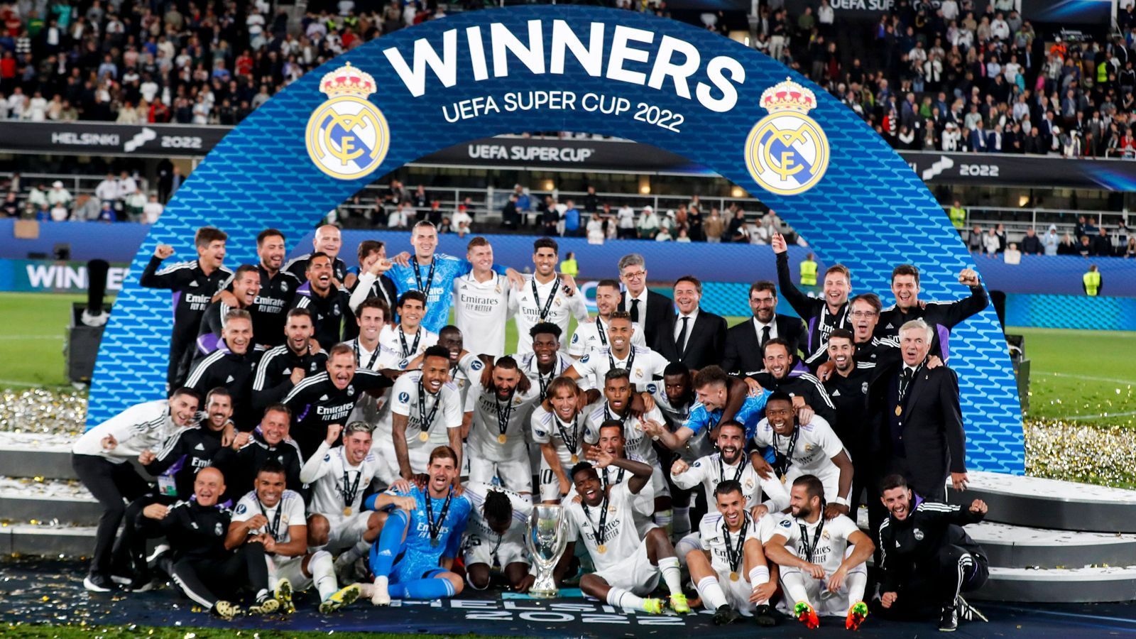 
                <strong>Der amtierende Meister: Real Madrid</strong><br>
                Der amtierende Meister und Champions-League-Sieger hat so gut wie keine Qualität im Kader eingebüßt. Zwar sind mit Gareth Bale, Isco und Marcelo drei Routiniers von Bord gegangen, gleichzeitig wurde das Team aber durch Antonio Rüdiger und Aurelien Tchouameni punktuell verstärkt. Die erste Elf ist nach wie vor im obersten Regal Europas anzusiedeln, dahinter hat Real-Coach Carlo Ancelotti auch noch genügend Qualität zur Verfügung. Den Härtetest im UEFA-Supercup erledigten die "Königlichen" beim 2:0 gegen Eintracht Frankfurt ohne Probleme. Fazit: Real ist gewappnet für den nächsten Titel.
              