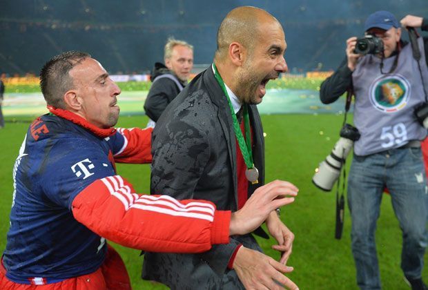 
                <strong>Zehntes Double: So feiern die Bayern</strong><br>
                Und dann kann die große Feier des FC Bayern München beginnen. Mittendrin natürlich der Trainer: Pep Guardiola.
              
