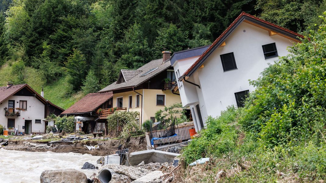 Slowenien, Raduha: Ein Haus steht nach den starken Regenfällen instabil und neigt sich zur Seite.&nbsp;