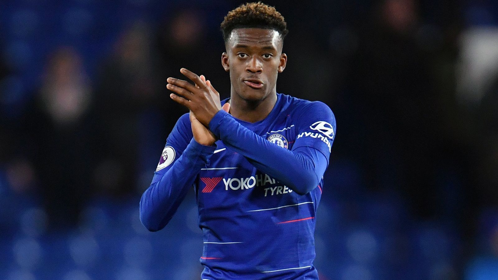 
                <strong>Bemühungen um Chelsea-Talent Callum Hudson-Odoi</strong><br>
                Ein Transferziel, das die Münchner weder im Januar noch Juli 2019 verwirklichen konnten, war Chelsea-Talent Callum Hudson-Odoi. Die Bayern und vor allem Fürsprecher Salihamidzic versuchten, den jungen Engländer von den "Blues" abzuwerben und gingen dabei anscheinend ziemlich aggressiv zu Werke. Es gab Gründe, "warum wir den Transfer auf diese Weise bewerkstelligen wollten", erklärte der Sportdirektor, gestand aber auch ein: "Ich bin selbstkritisch genug, um zuzugeben, dass wir es besser hätten machen können". Letztlich bekam der FCB statt Hudson-Odoi einen Korb aus England und das Talent stattdessen einen langfristigen Vertrag bei den Londonern.
              