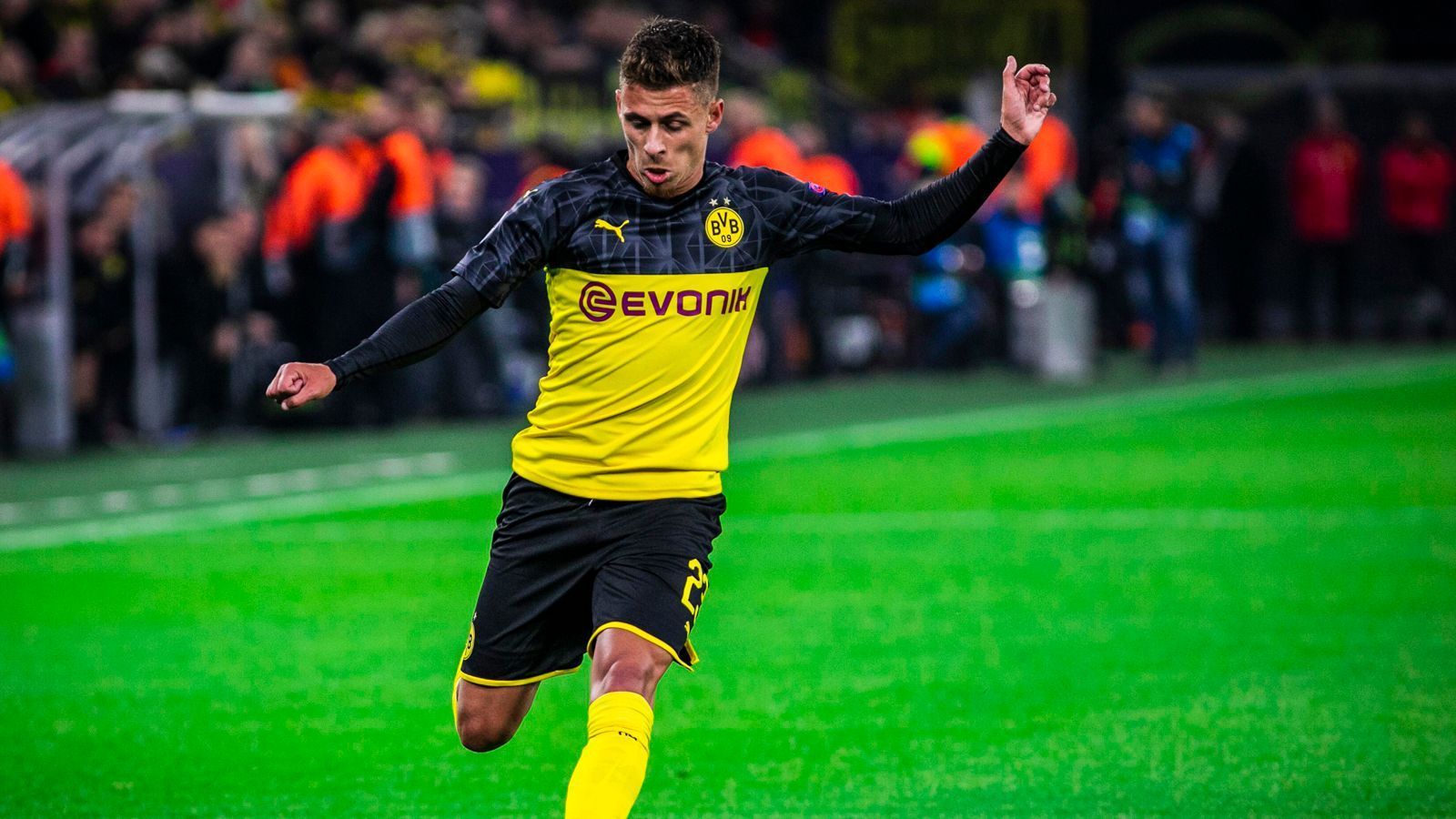 
                <strong>Thorgan Hazard (Borussia Dortmund)</strong><br>
                Wie gefährlich und wertvoll er für das Dortmunder Offensivspiel ist, beweist er in der 25. Minute, als er sich durch die Barca-Defensive dribbelt und sehenswert für Reus auflegt. Leider zeigt er das zu selten, auch in den zweiten 45 Minuten zwar läuferisch gut, aber zu oft nicht zwingend genug. Geht in der 73. Minute runter. ran-Note: 3
              