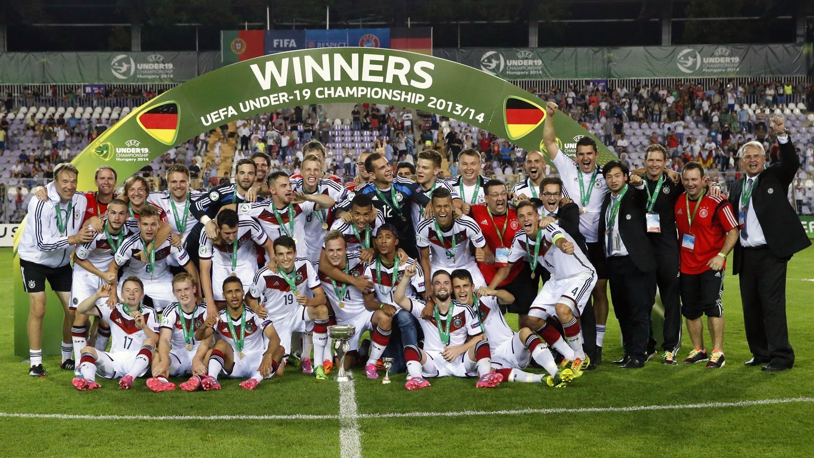 
                <strong>U19-Europameister 2014</strong><br>
                Im Sommer 2014 machte sich mal wieder eine deutsche U-Nationalmannschaft auf, um einen EM-Titel zu gewinnen. Unter der Führung von Trainer Marcus Sorg triumphierte die U19 bei der Endrunde in Ungarn und blieb ebenfalls im gesamten Turnier ungeschlagen. Einem 3:0-Auftaktsieg folgten in der Vorrunde ein 2:2-Unentschieden gegen Serbien sowie ein 2:0-Erfolg über die Ukraine. Im Halbfinale kam es dann zum Prestigeduell gegen Österreich - und das DFB-Team sorgte für klare Verhältnisse, gewann locker mit 4:0. Das Endspiel gegen Portugal war dann in Budapest deutlich spannender. Der damalige Herthaner Hany Mukhtar erzielte kurz vor der Pause den Sieg bringenden Treffer zum 1:0-Erfolg. Torschützenkönig wurde übrigens der heutige Herthaner Davie Selke mit sechs Treffern.
              