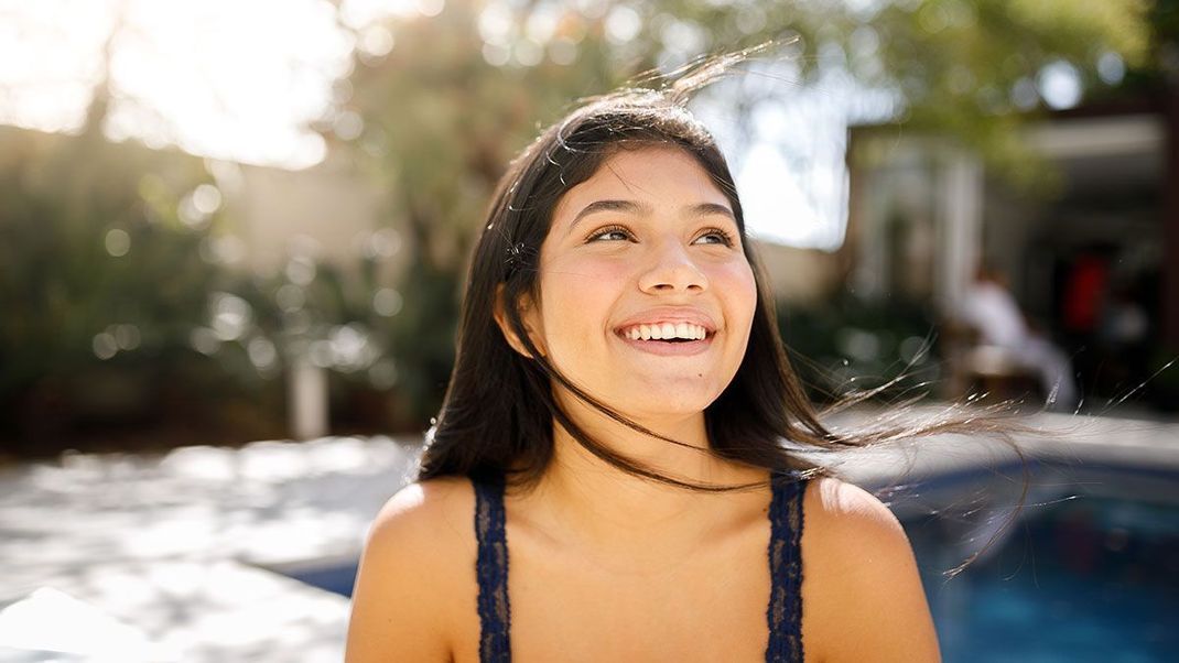 Ein dunkles sattes Braun, das eure Haare im Sommer strahlen lässt – was diese Haarfarbe so einzigartig macht, lest ihr hier.