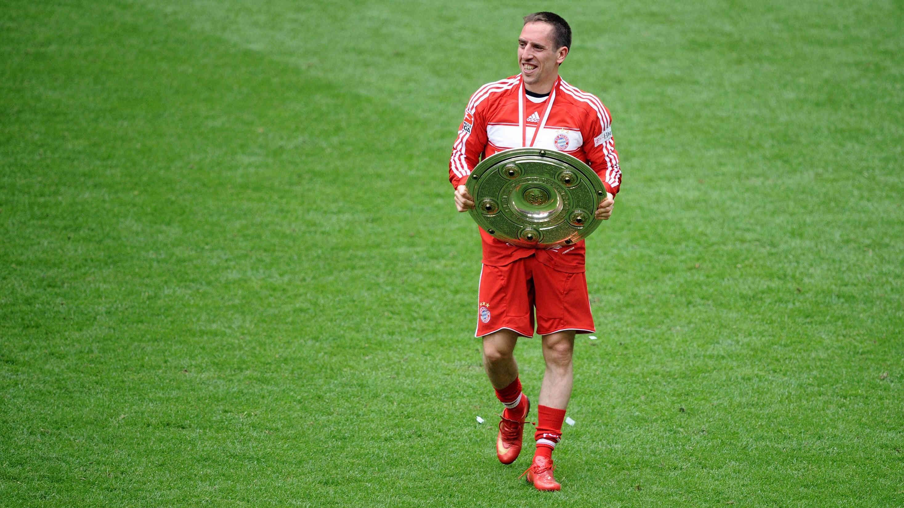 
                <strong>2007/2008: Franck Ribery (30 Millionen Euro) </strong><br>
                Im Doppelpack mit Luca Toni kam Ribery 2007 in die Bundesliga und verzückte diese bis zum vergangenen Sommer mit seinen Finessen und Dribblings. Inzwischen schnürt er die Schuhe für den AC Florenz. 
              