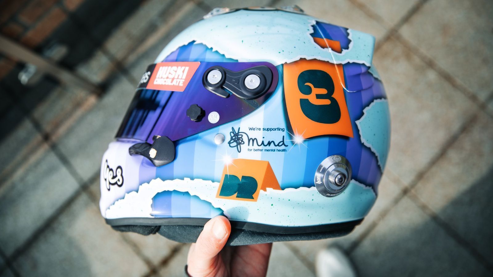 
                <strong>Daniel Ricciardo (McLaren)</strong><br>
                Daniel Ricciardo sorgt mit seinem neuen Helm für einen Kontrast. Im orangefarbenen McLaren wird man den Australier mit einem blauen Helm sehen, der an Kristalle erinnert. Orange sind nur Akzente, wie die Startnummer drei. Auf der Krone des Helms steht "All Good, All Ways".
              