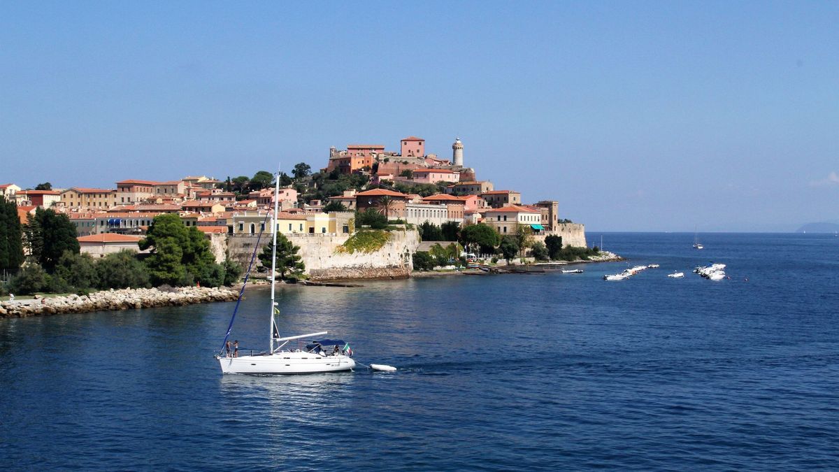 Eine Segelyacht vor der italienischen Insel Elba.