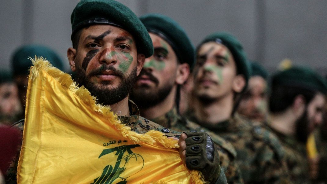 Pro-iranische Hisbollah-Kämpfer feiern mit einer Parade am Internationalen Tag von Al-Kuds.