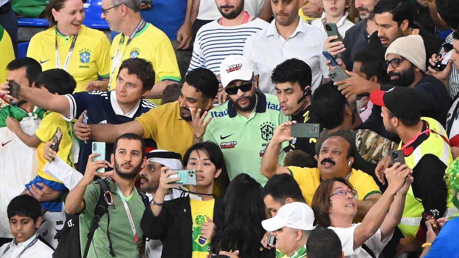 
                <strong>Neymar: Double des Superstars macht Brasiliens Fans verrückt</strong><br>
                "Neymar 2" sieht dem echten Neymar bei einem flüchtigen Blick tatsächlich zum Verwechseln ähnlich. Er mischte sich wie selbstverständlich unter das Volk.
              