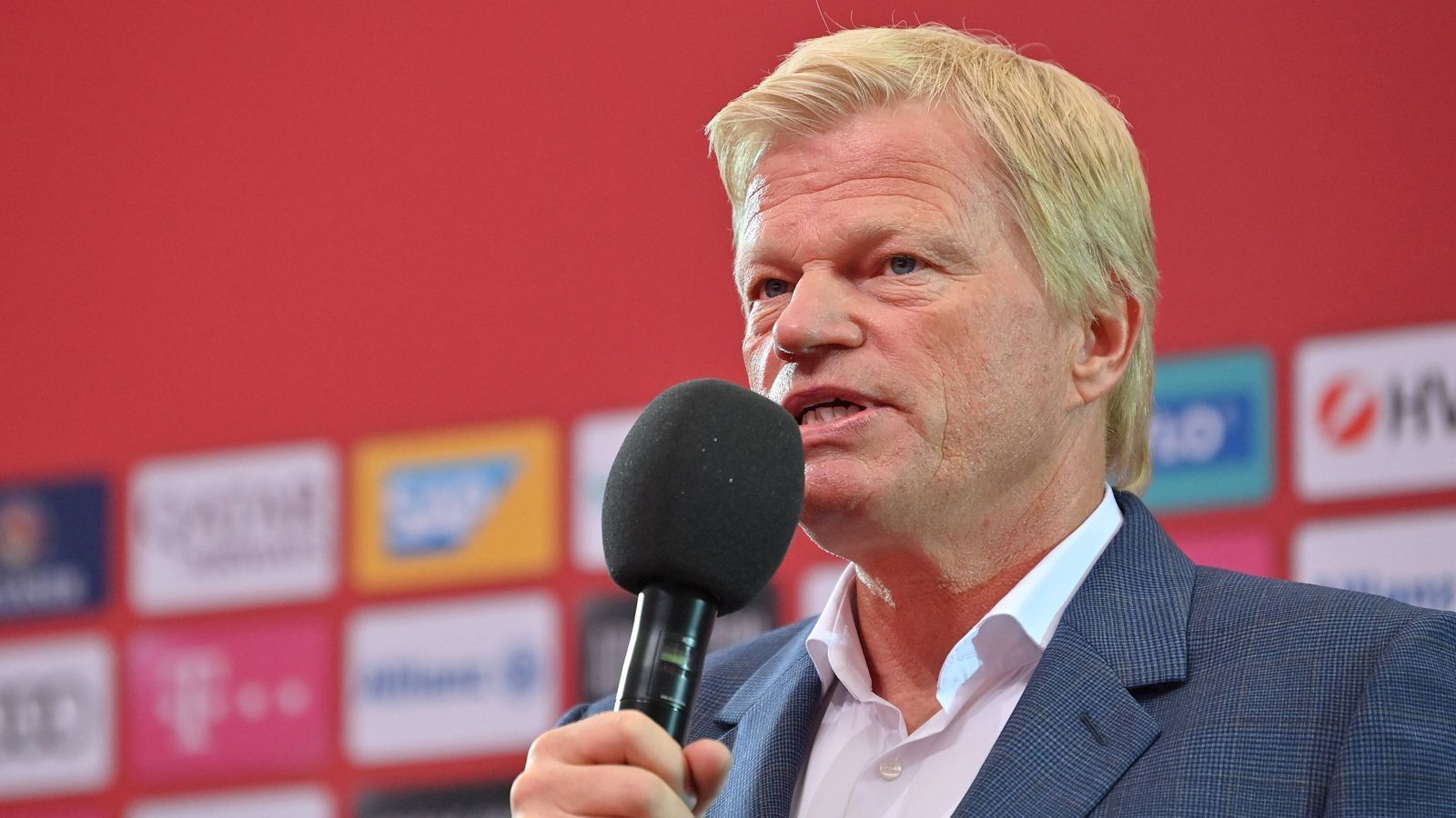 
                <strong>Oliver Kahn (Vorstandsvorsitzender Bayern München)</strong><br>
                "Die Nachricht von Gerd Müllers Tod macht uns alle tief betroffen. Er ist eine der größten Legenden in der Geschichte des FC  Bayern, seine Leistungen sind bis heute unerreicht und werden auf ewig Teil der großen Geschichte des FC Bayern und des gesamten deutschen Fußballs sein. Gerd Müller steht als Spieler und als Mensch wie kaum ein anderer für den FC Bayern und seine Entwicklung zu einem der größten Vereine weltweit. Gerd wird für immer in unseren Herzen sein."
              