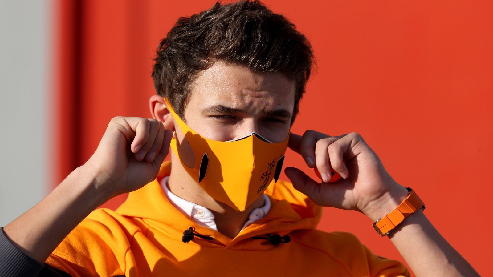 
                <strong>Lando Norris (McLaren)</strong><br>
                Ist als Klassenclown weiterhin ein Gewinn für die Formel 1, er liefert aber auch sportlich ab. Mit 97 zu 105 Punkten muss er seinem Teamkollegen Carlos Sainz zwar den Vortritt lassen, er zeigt aber immer wieder, warum er zu den Top-Talenten der Formel 1 zählt. Er hat sich ohne Frage etabliert. ran.de-Note: 3
              