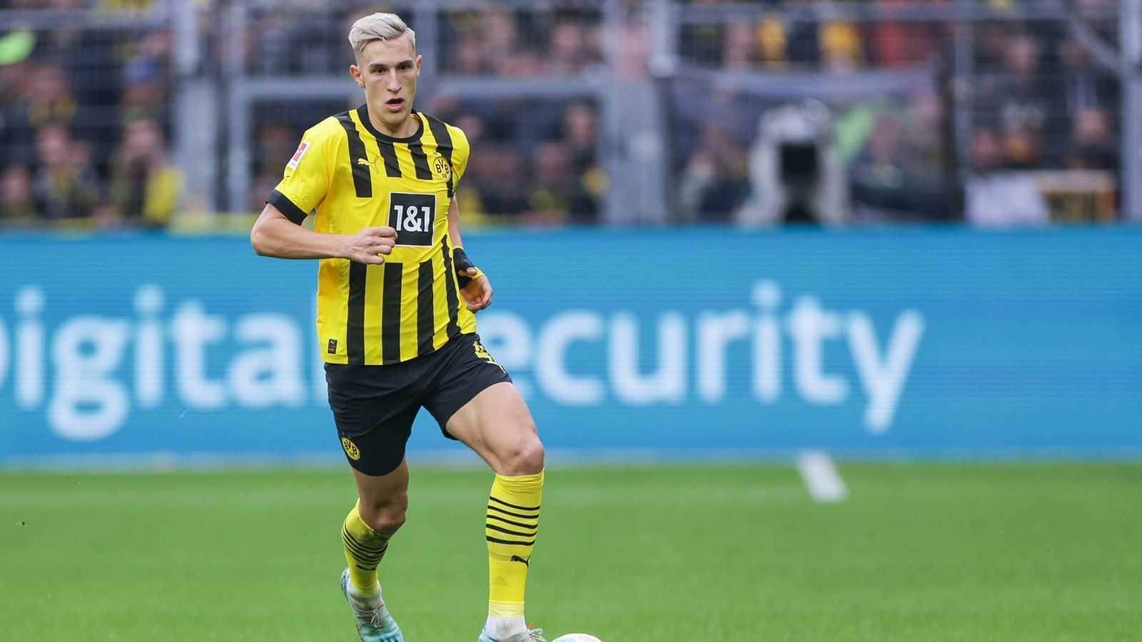 
                <strong>Nico Schlotterbeck (Borussia Dortmund)</strong><br>
                Nach seinem Wechsel vom SC Freiburg zu Borussia Dortmund knüpfte er zunächst nahtlos an seine starken Leistungen aus der Vorsaison an. Allerdings musste er in der Bundesliga zuletzt zwei Niederlagen hinnehmen. Er traf zwar beim 2:4 gegen Borussia Mönchengladbach, war zuletzt aber auch für einige Schnitzer gut und zeigte eine schwache Leistung.
              