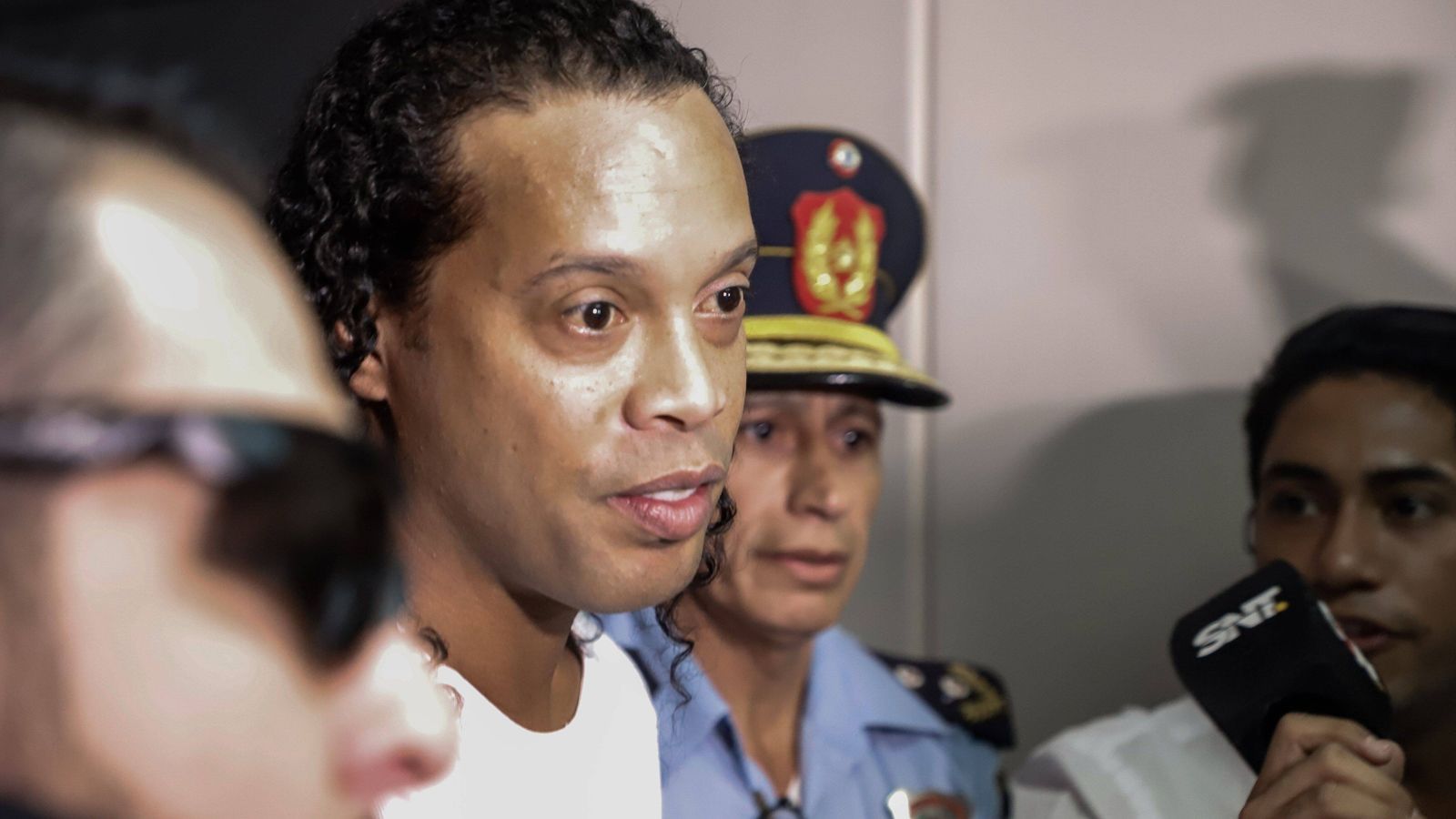 
                <strong>Wegen gefälschter Pässe! Ronaldinho in U-Haft</strong><br>
                Schock für Ronaldinho: Der ehemalige Weltfussballer und Starspieler des FC Barcelona sitzt in Paraquay laut Behördenangaben und einem Bericht der "BILD" zufolge in Untersuchungshaft - wegen gefälschter Pässe. Eigentlich wollte der Brasilianer gemeinsam mit seinem Bruder in das südamerikanische Land reisen, um sein neues Buch vorzustellen und um ein Programm für Kinder zu starten, welches sie für einen sportlichen Lebensstil begeistern soll. Nun kam alles anders. Zunächst wurden die beiden Brüder von den Behörden am Freitag noch laufen gelassen, doch noch hat der Generalstaatsanwalt doch eine Festnahme sowie U-Haft angeordnet. Der Grund: "Wegen Verwendung eines staatlichen Dokumentes mit gefälschtem Inhalt". Noch am Freitag erklärte der eigentlich zuständige Staatsanwalt Federico Delfino in Asuncion, dass Ronaldinho und sein Bruder betrogen worden wären und im guten Glauben gehandelt hätten - außerdem seien beide zu sehr nützlichen Zeugenaussagen bereit gewesen. Doch nun die Kehrtwende ...
              