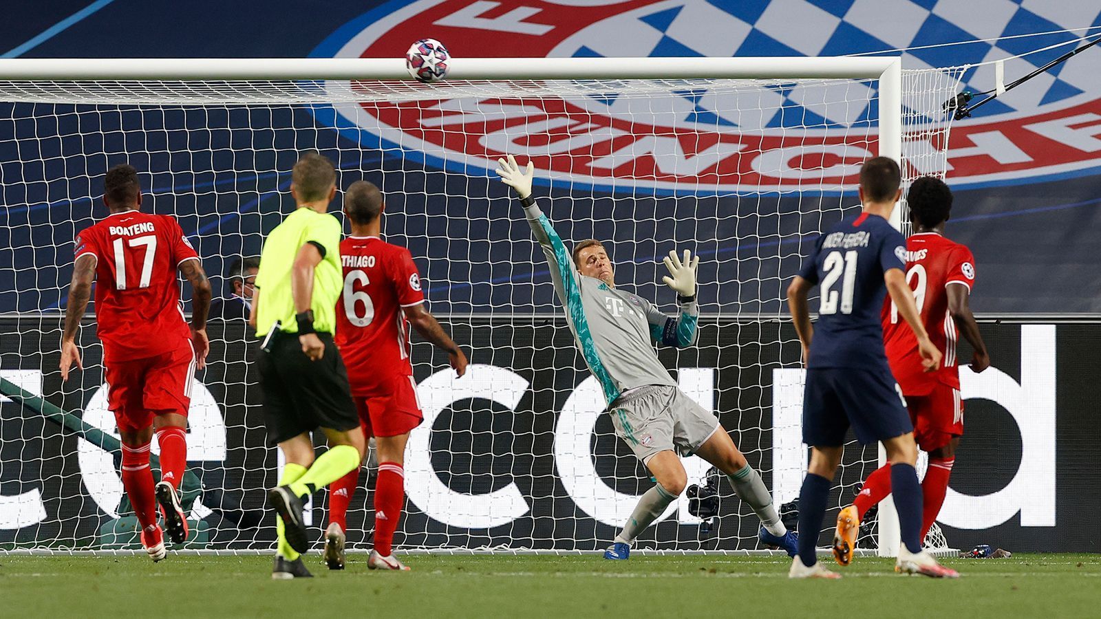 
                <strong>Manuel Neuer</strong><br>
                Wieder einer der besten Münchner an diesem besonderen Abend. Ganz wichtige Doppelparade gegen Neymar in der 18. Minute, nachdem der Brasilianer aus kurzer Distanz abzieht. Gegen Kylian Mbappe kurz vor der Pause reaktionsschnell, obwohl der Ball aus kurzer Distanz sehr mittig geschossen ist. Auch in der zweiten Halbzeit mit einem starken Reflex gegen Marquinhos. Der 34-Jährige ist im 1-gegen-1 einfach nicht zu schlagen. Das sieht man auch bei seiner Rettungstat gegen Mbappe kurz vor Schluss, bei der der Franzose aber weit im Abseits steht. ran.de-Note: 1
              