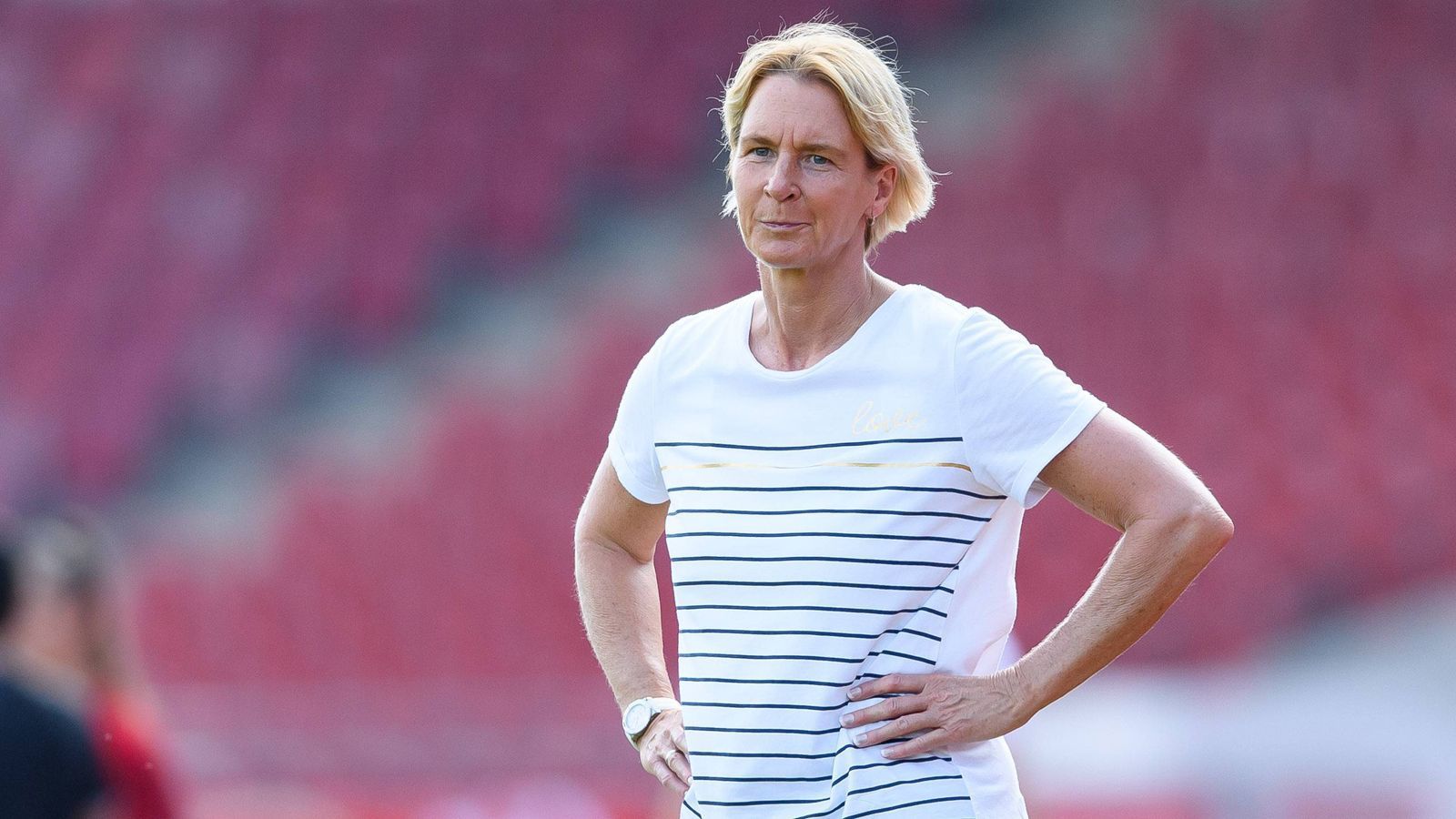 
                <strong>Martina Voss-Tecklenburg (Bundestrainerin)</strong><br>
                "Die Fußballlehrerinnen sind für die Jobs im Männerbereich bereit. Die Männerwelt aber noch nicht."
              