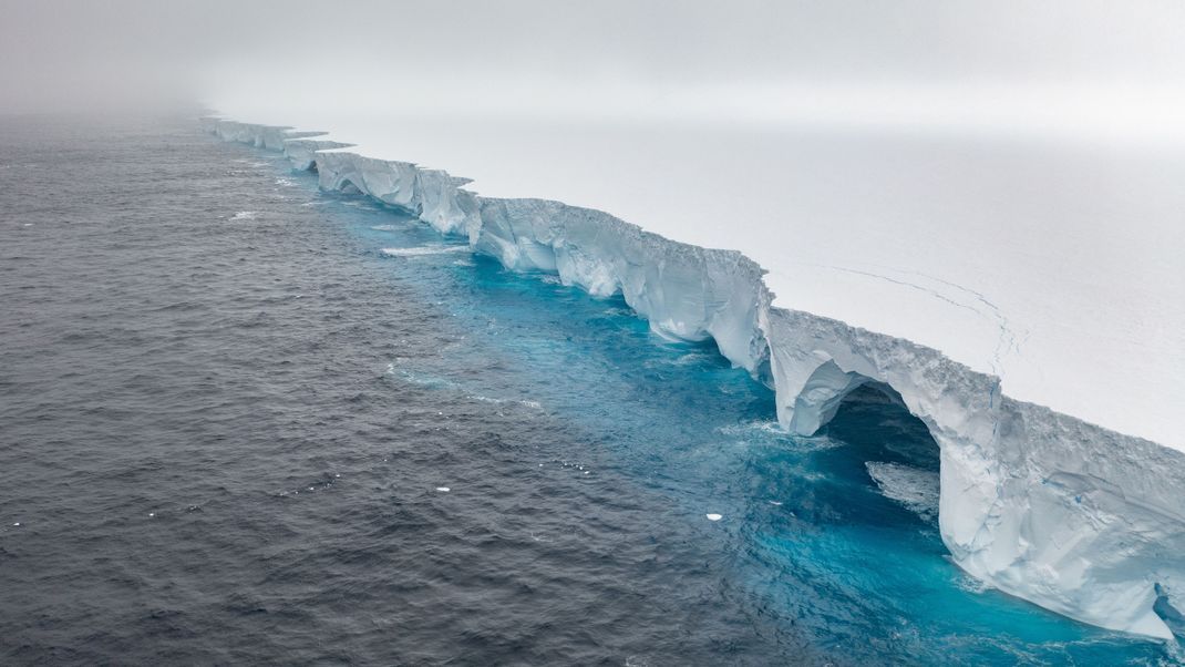 Antarktis: Das Unterwasserfahrzeug "Ran" verschwand spurlos unter dem "Weltuntergangs-Gletscher". Im Bild ein anderer Südpol-Eisberg, der A23a.