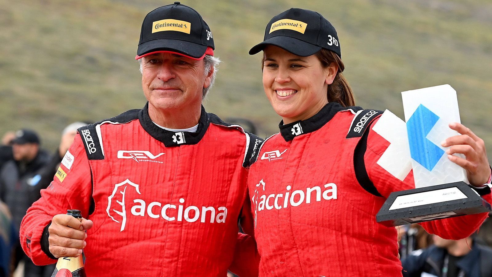 
                <strong>Acciona | Sainz XE Team</strong><br>
                &#x2022; Fahrer: Laia Sanz (ESP) u. Carlos Sainz (ESP) -<br>&#x2022; Team aus: Spanien<br>
              