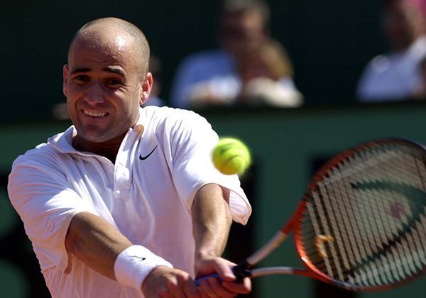 
                <strong>Andre Agassi anno 2001</strong><br>
                Um die Jahrtausend-Wende protzte schon das grüne filzige Spielgerät mit längerem Haarwuchs als der Tennis-Star Andre Agassi. Unsere Tennis-Queen Steffi Graf waren die Haare jedoch egal - die beiden heirateten im Oktober 2001.
              