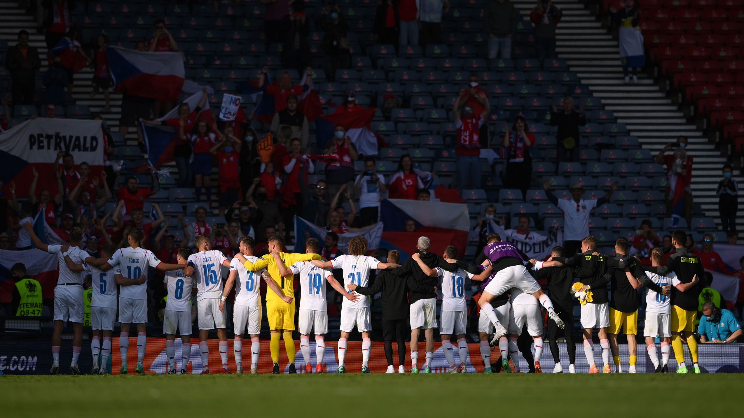 
                <strong>Tschechien feiert Punktgewinn</strong><br>
                Und damit können die Tschechen deutlich besser leben, als die Kroaten. Die stehen vor der Partie gegen Schottland nun vor einem echten Endspiel um das Achtelfinale.
              