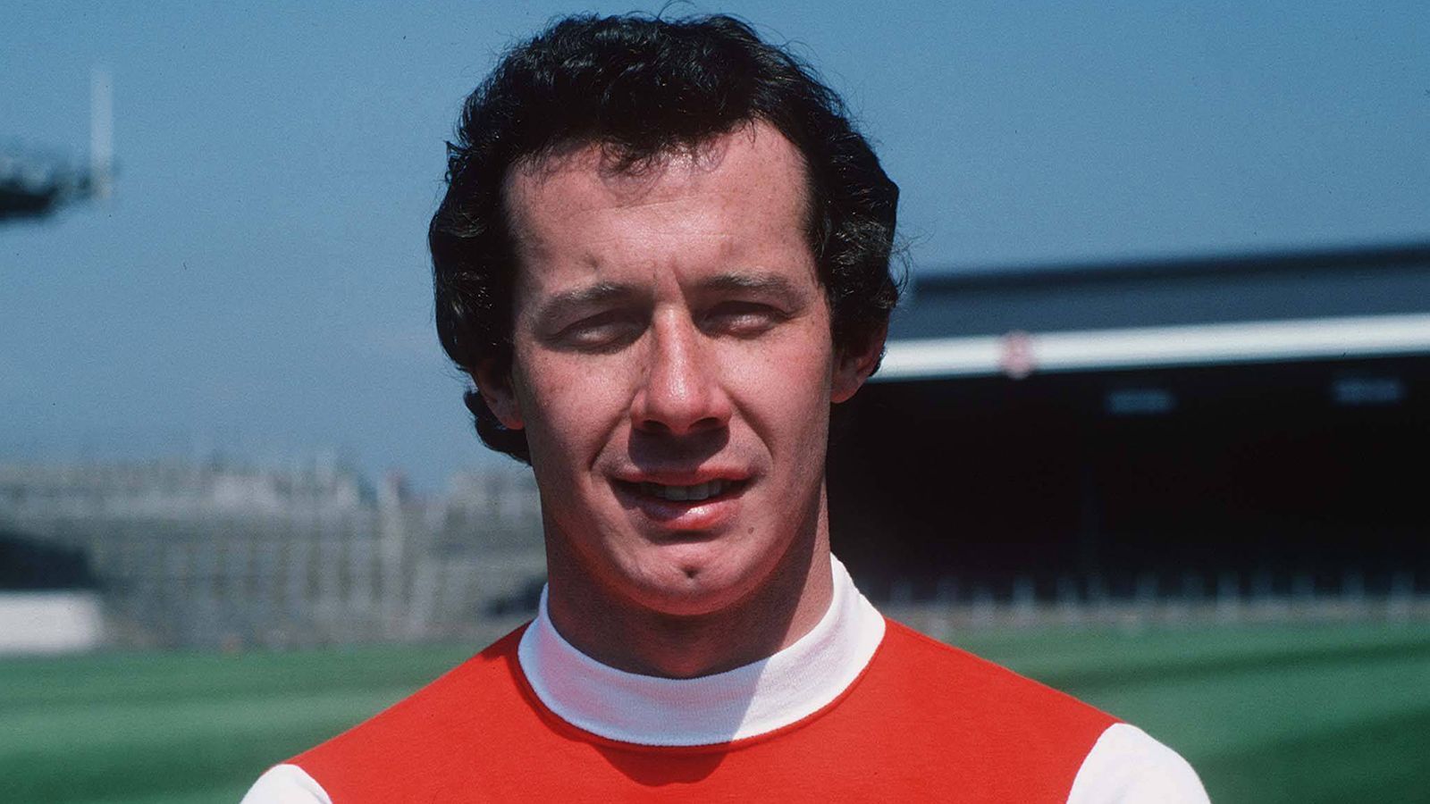 
                <strong>Mittelfeld: Liam Brady</strong><br>
                Im Mittelfeld fiel die Wahl der künstlichen Intelligenz unter anderem auf Liam Brady. Er ist eine Besonderheit in der Elf – denn er ist der Einzige, der nicht unter Arsene Wenger gespielt hat. Der jetzt 67-Jährige war vor Wengers Zeit aktiv – Brady stieg 1973 in die A-Mannschaft auf und kickte dort sieben Jahre. 1979 gewann er mit der Mannschaft von Trainer Terry Neill den FA Cup.
              