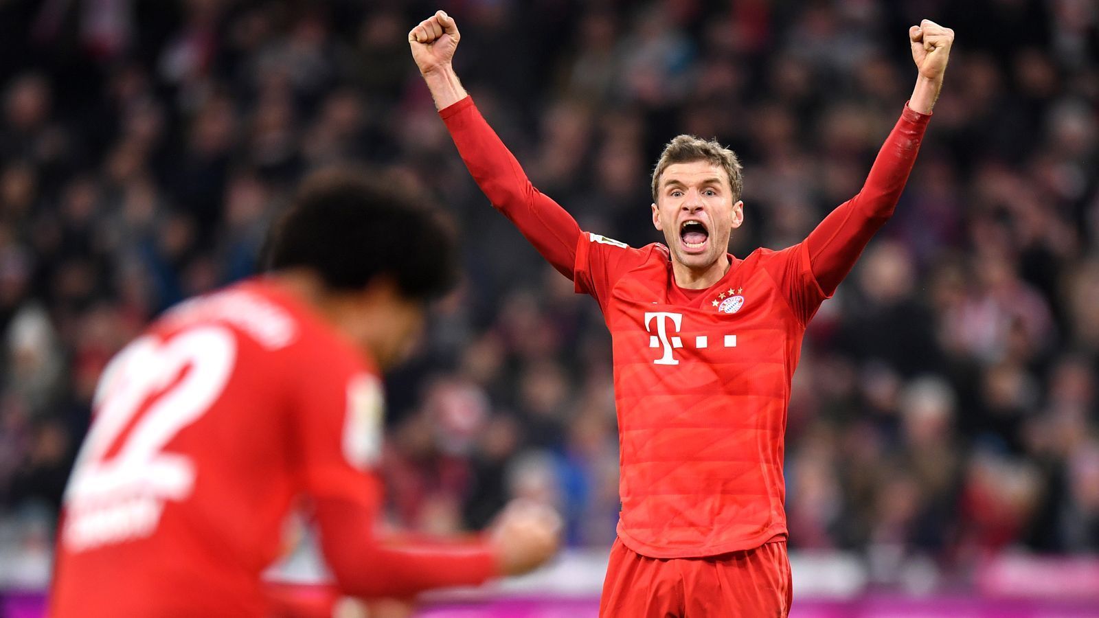 
                <strong>Müller bald Münchner Rekordsieger</strong><br>
                Neben Manuel Neuer ist auch Thomas Müller auf Rekordjagd. Rechnet man die Elfmeterschießen weg, gewann Müller mit dem FC Bayern 46 seiner bisher 54 Spiele im DFB-Pokal. Geht der Nationalspieler auch gegen die Eintracht nach maximal 120 Minuten als Sieger vom Feld, würde er mit Sepp Maier und Gerd Müller, den Münchner "Rekordsiegern" im Pokal, gleichziehen. 
              