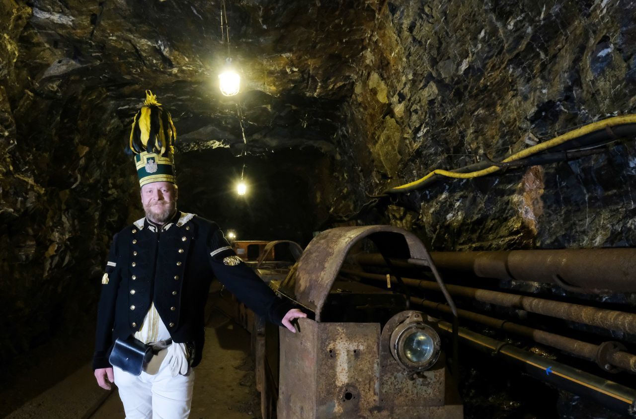 Zinnerzgrube, Ehrenfriedersdorf: Mit einer Seilfahrtsanlage gelangen Besucher bis in 100 Meter Tiefe in das Innere des Saubergs. Dort können Besucher das Leben und die Arbeit der Bergleute in verschiedenen Zeiten der 750-jährigen Geschichte des Zinn- und Silberbergbaues hautnah erleben.